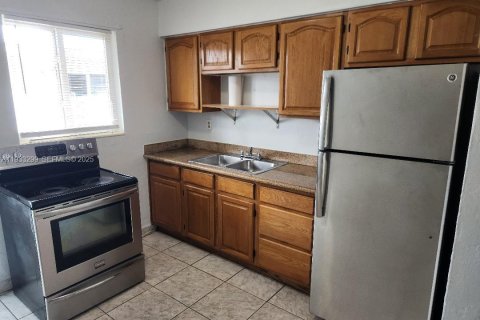 Снять в аренду виллу или дом в Майами, Флорида 2 спальни, 62.71м2, № 1991241 - фото 21