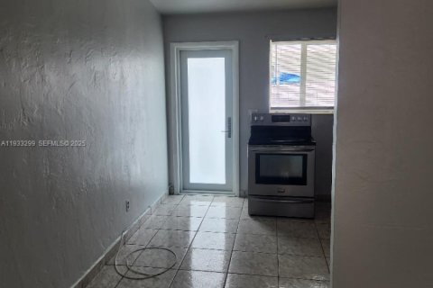 Снять в аренду виллу или дом в Майами, Флорида 2 спальни, 62.71м2, № 1991241 - фото 9