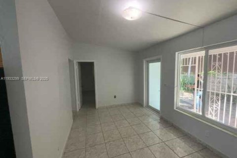 Снять в аренду виллу или дом в Майами, Флорида 2 спальни, 62.71м2, № 1991241 - фото 5