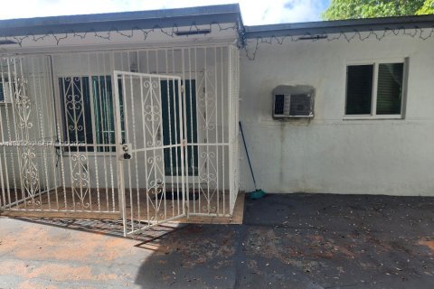 Снять в аренду виллу или дом в Майами, Флорида 2 спальни, 62.71м2, № 1991241 - фото 6