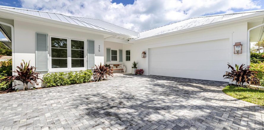 House in Vero Beach, Florida 4 bedrooms, 245.08 sq.m. № 2146288