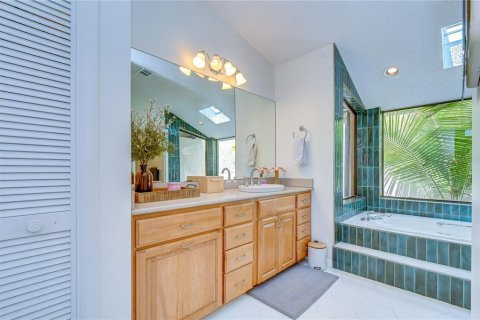 House in Tampa, Florida 4 bedrooms, 209.59 sq.m. № 2198936 - photo 22
