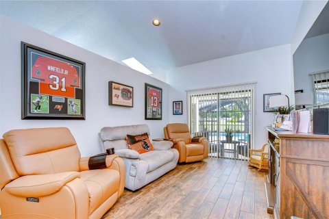House in Tampa, Florida 4 bedrooms, 209.59 sq.m. № 2198936 - photo 10