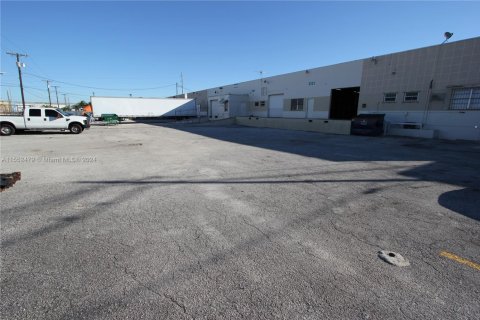 Propiedad comercial en alquiler en Hialeah, Florida № 1072552 - foto 1