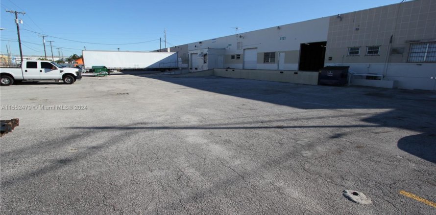 Propiedad comercial en Hialeah, Florida № 1072552