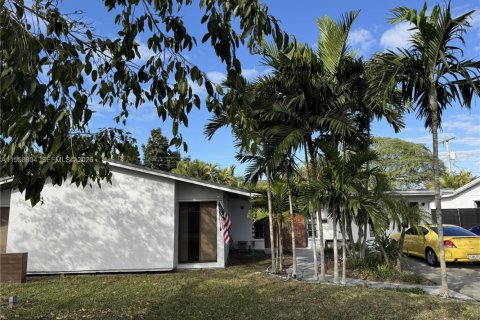 Villa ou maison à vendre à Miami, Floride: 3 chambres, 208.29 m2 № 2080578 - photo 2