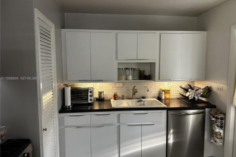 Villa ou maison à vendre à Miami, Floride: 3 chambres, 208.29 m2 № 2080578 - photo 14