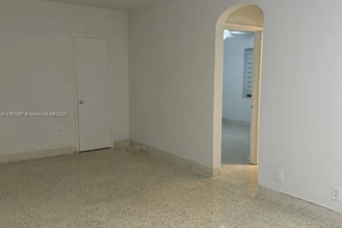 Propiedad comercial en venta en Miami, Florida, 414.72 m2 № 1882352 - foto 15