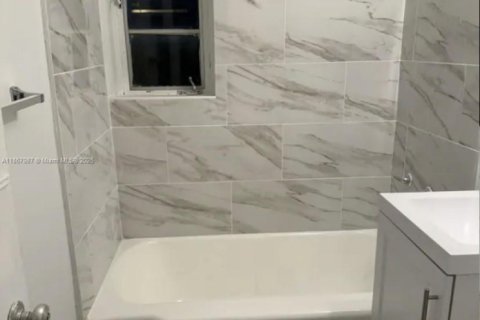 Propiedad comercial en venta en Miami, Florida, 414.72 m2 № 1882352 - foto 18