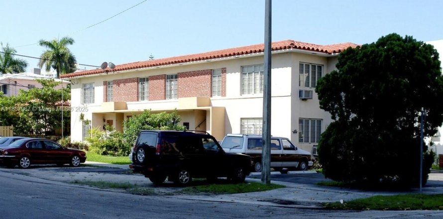 Propiedad comercial en Miami, Florida 414.72 m2 № 1882352