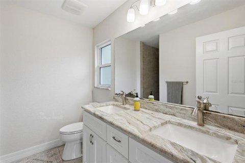House in North Port, Florida 3 bedrooms, 133.5 sq.m. № 2210199 - photo 19