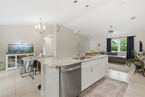 House in North Port, Florida 3 bedrooms, 133.5 sq.m. № 2210199 - photo 11