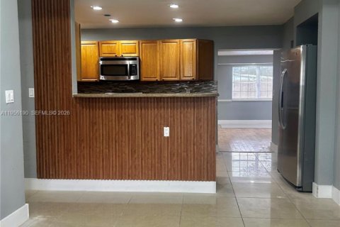 Casa en alquiler en West Park, Florida, 4 dormitorios, 102.19 m2 № 2019564 - foto 2