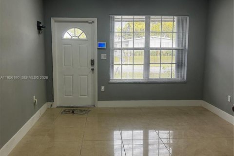 Casa en alquiler en West Park, Florida, 4 dormitorios, 102.19 m2 № 2019564 - foto 8