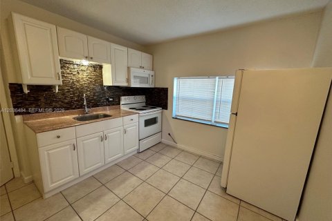 Casa en alquiler en Fort Lauderdale, Florida, 1 dormitorio, 221.94 m2 № 2085476 - foto 3