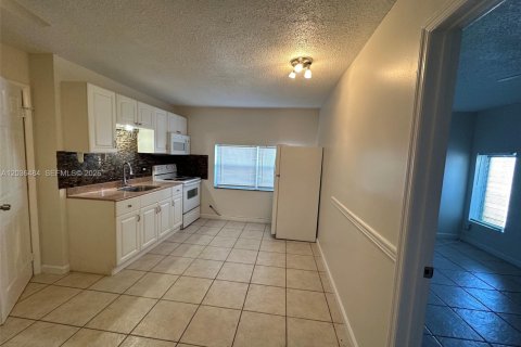 Casa en alquiler en Fort Lauderdale, Florida, 1 dormitorio, 221.94 m2 № 2085476 - foto 2