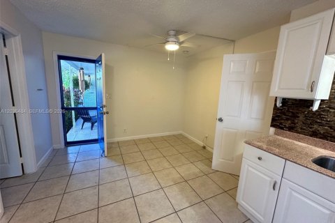 Casa en alquiler en Fort Lauderdale, Florida, 1 dormitorio, 221.94 m2 № 2085476 - foto 4