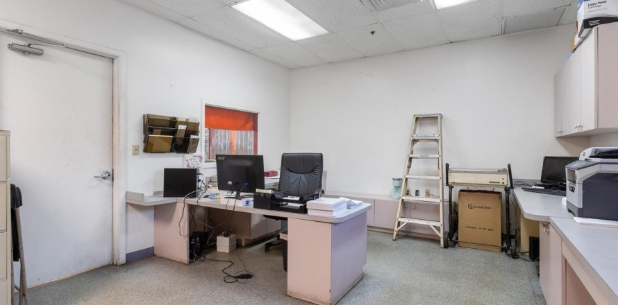 Commercial property in West Palm Beach, Florida № 1035876