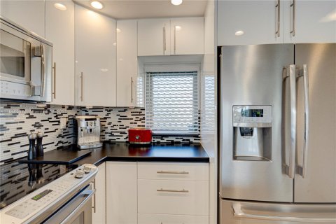 Condo in Deerfield Beach, Florida, 2 bedrooms № 1981044 - photo 12