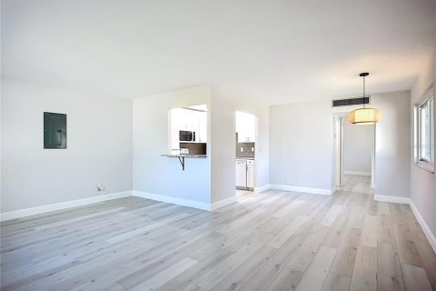 Condominio en venta en Sun City Center, Florida, 1 dormitorio, 74.32 m2 № 2114814 - foto 6