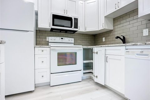 Condominio en venta en Sun City Center, Florida, 1 dormitorio, 74.32 m2 № 2114814 - foto 13