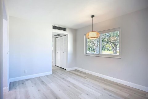 Condominio en venta en Sun City Center, Florida, 1 dormitorio, 74.32 m2 № 2114814 - foto 9