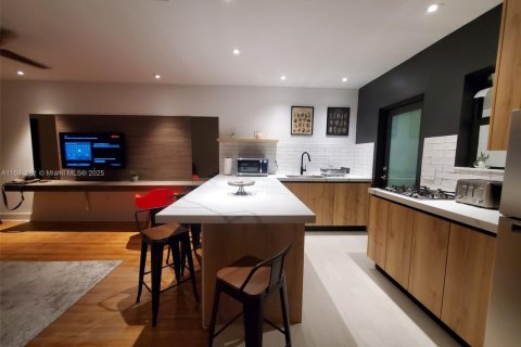 House in Miami, Florida 1 bedroom, 214.14 sq.m. № 2035567 - photo 14