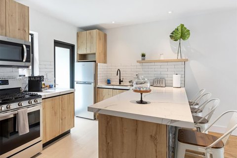 House in Miami, Florida 1 bedroom, 214.14 sq.m. № 2035567 - photo 4