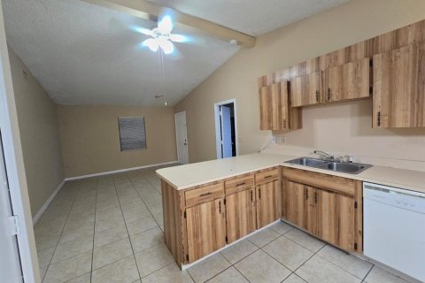 Villa ou maison à louer à Lakeland, Floride: 2 chambres, 171.31 m2 № 1418923 - photo 6