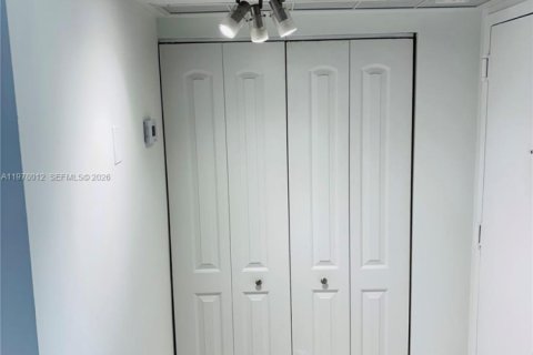 Condo in Miami, Florida, 2 bedrooms  № 2041994 - photo 3