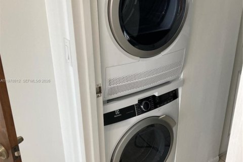 Condo in Miami, Florida, 2 bedrooms  № 2041994 - photo 10