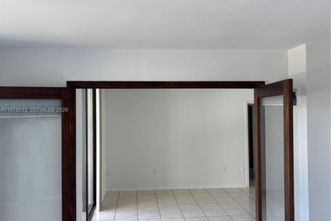 Condo in Miami, Florida, 2 bedrooms  № 2041994 - photo 8