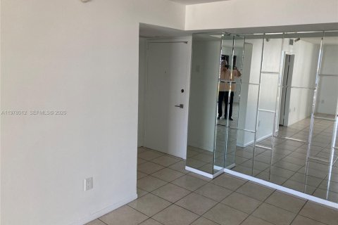 Condo in Miami, Florida, 2 bedrooms  № 2041994 - photo 2