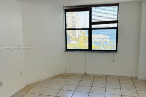 Condo in Miami, Florida, 2 bedrooms  № 2041994 - photo 12
