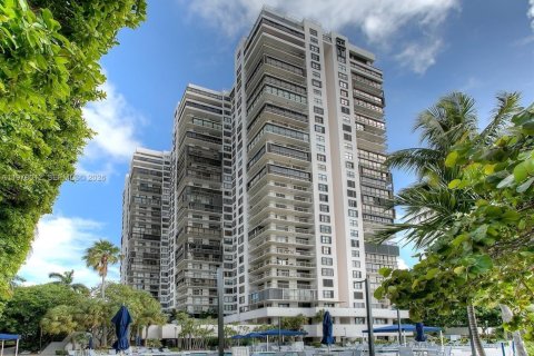 Condo in Miami, Florida, 2 bedrooms  № 2041994 - photo 19