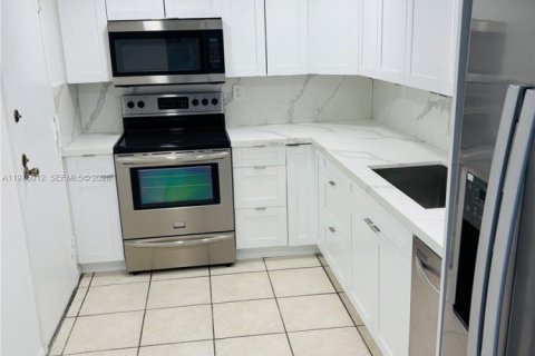 Condo in Miami, Florida, 2 bedrooms  № 2041994 - photo 7