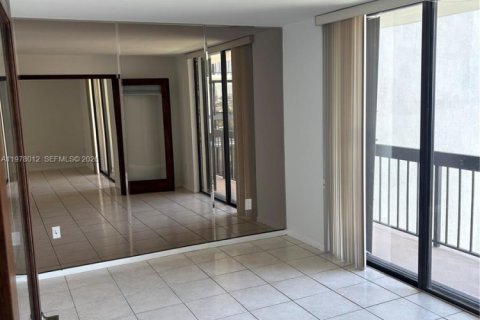 Condo in Miami, Florida, 2 bedrooms  № 2041994 - photo 9