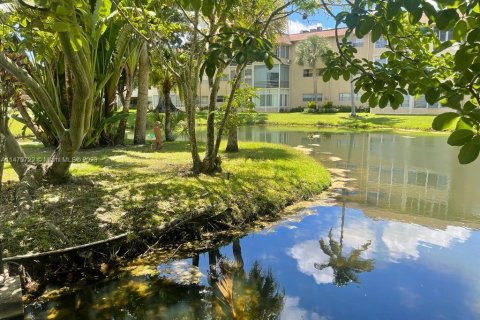 Copropriété à vendre à Lauderdale Lakes, Floride: 2 chambres, 87.7 m2 № 1937415 - photo 1