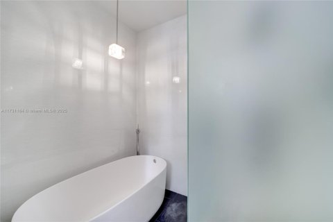 Casa en venta en Miami Beach, Florida, 4 dormitorios, 219.16 m2 № 1706832 - foto 26