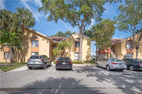 Condominio en alquiler en Coral Springs, Florida, 2 dormitorios, 96.99 m2 № 1990596 - foto 1