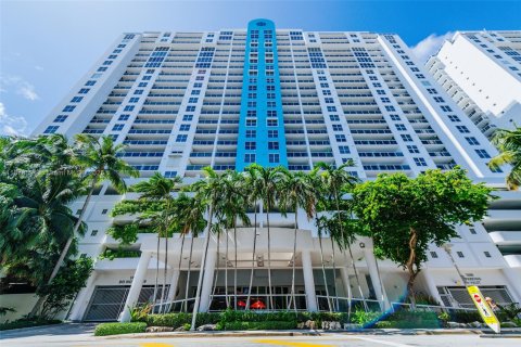 Copropriété à vendre à Miami Beach, Floride: 2 chambres, 104.98 m2 № 1898146 - photo 1