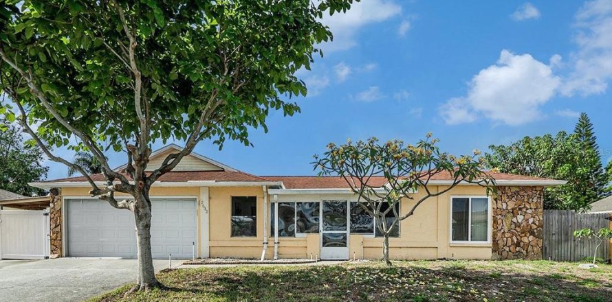 House in Holiday, Florida 3 bedrooms, 157 sq.m. № 1689803