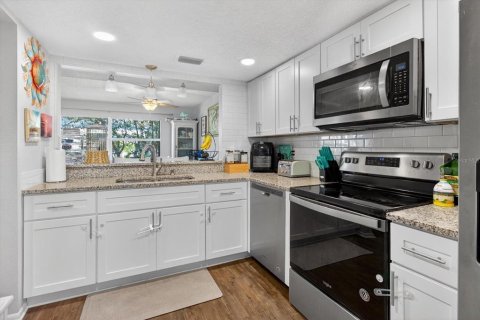 Condo in Dunedin, Florida, 4 bedrooms № 2217773 - photo 16