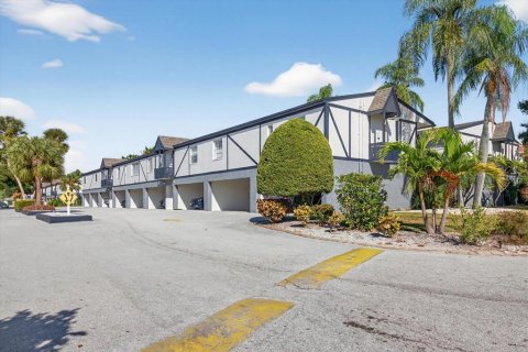 Condo in Dunedin, Florida, 4 bedrooms № 2217773 - photo 8