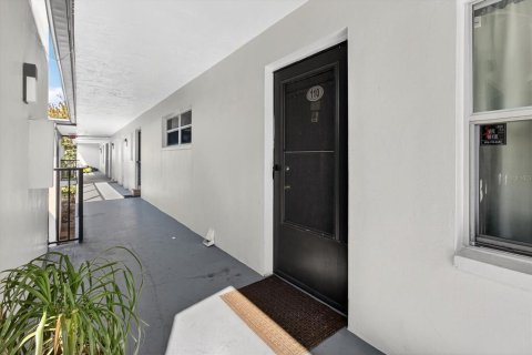 Condo in Dunedin, Florida, 4 bedrooms № 2217773 - photo 10