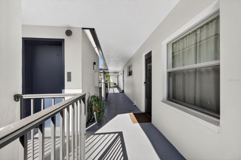 Condo in Dunedin, Florida, 4 bedrooms № 2217773 - photo 9