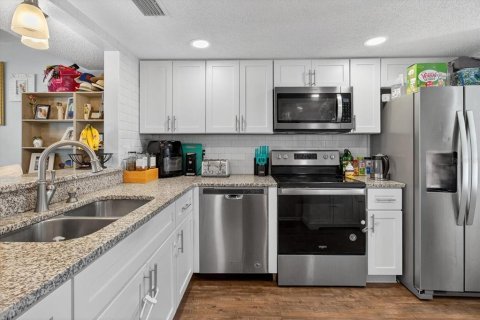 Condo in Dunedin, Florida, 4 bedrooms № 2217773 - photo 23