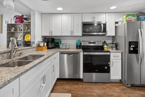 Condo in Dunedin, Florida, 4 bedrooms № 2217773 - photo 15