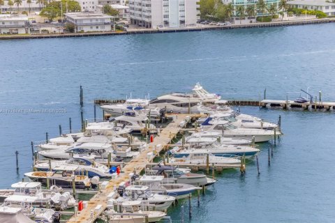 Condominio en venta en North Bay Village, Florida, 2 dormitorios, 95.69 m2 № 1705480 - foto 19