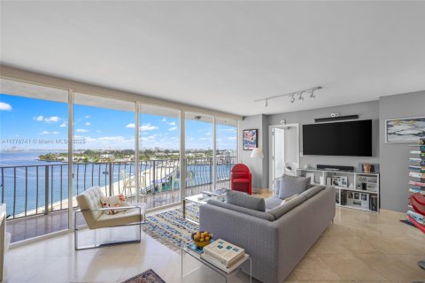 Condominio en venta en North Bay Village, Florida, 2 dormitorios, 95.69 m2 № 1705480 - foto 1